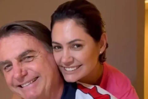 ‘Meu amor está bem’, diz Michelle após crise de soluços e vômitos de Bolsonaro