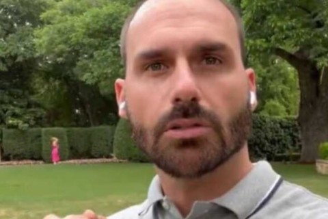 Moraes pede mais de 12 anos de prisão por meme com orelha de Mickey; Eduardo reage