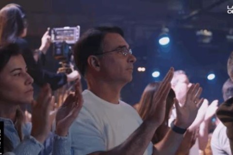 Flávio Bolsonaro aceita Jesus em culto da Lagoinha Orlando