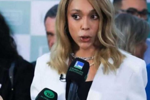 Erika Hilton aciona STF e pede congelamento de bens de Eduardo Bolsonaro