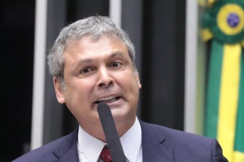 Deputado do PT pede prisão preventiva de Bolsonaro e cita EUA de Trump