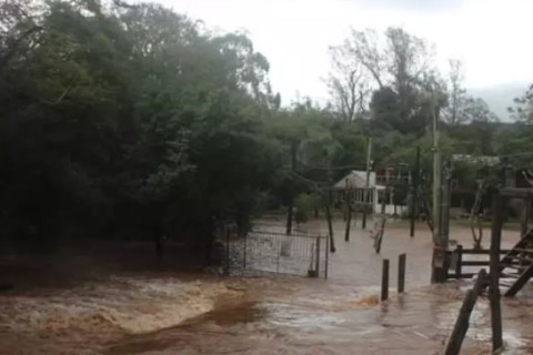 Tragédia no RS: chuvas implacáveis já deixam 3 mortos, milhares fora de casa e cidades em colapso