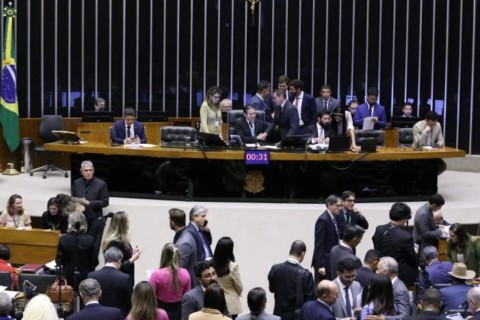 Planalto age para tentar barrar urgência de projeto que anistia