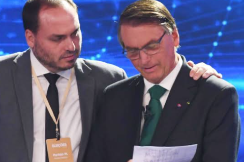Bolsonaro pensa em lançar candidatura de Carlos ao Senado em 2026