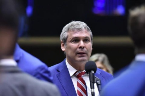 PT quer dobrar imposto das “bets” após derrota no Congresso