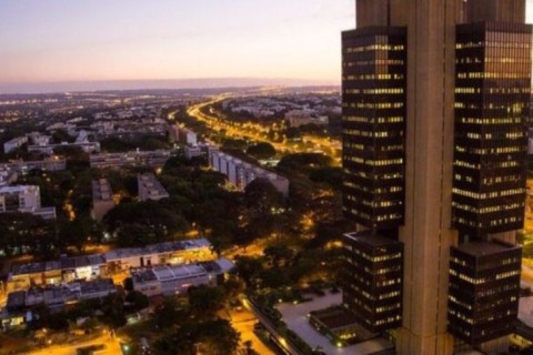 Banco Central eleva taxa básica de juros para 15%, maior patamar em 19 anos