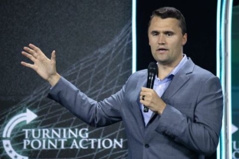 Médico é demitido após debochar da morte de Charlie Kirk: “Mira impecável”