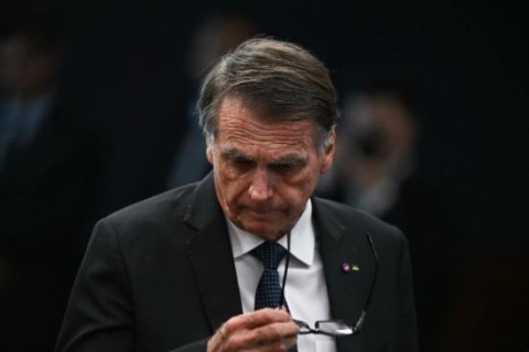 Moraes proíbe Bolsonaro de usar celular e receber visitas