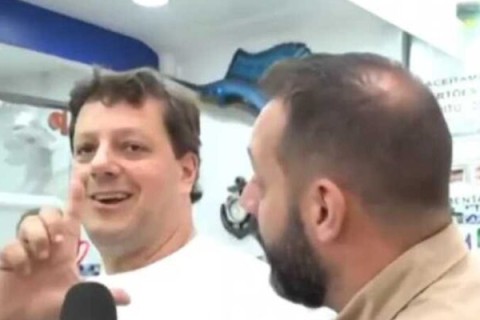 Homem protesta contra Globo ao vivo: “Faz o L”