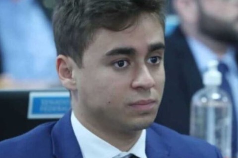 Nikolas detona Moraes após ministro dar 24h para Bolsonaro explicar uso de celular