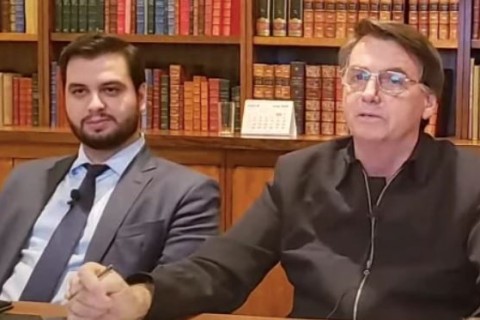 Bolsonaro chama caso de Filipe Martins de “escândalo da Justiça”
