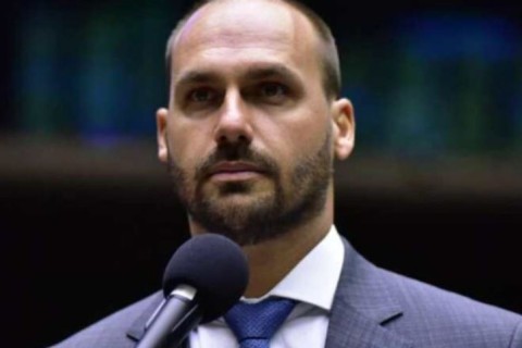 PT sofre derrota ao tentar cassar Eduardo Bolsonaro na Câmara