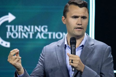 Urgente: Charlie Kirk, apoiador de Trump, é baleado por snipper