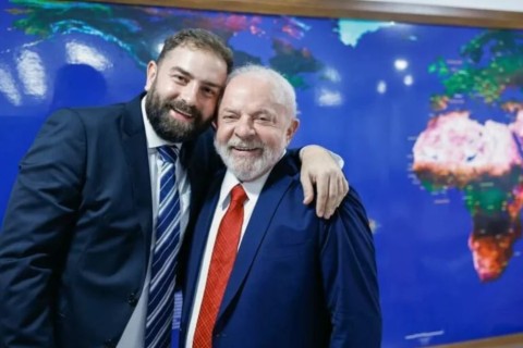 Filho de Lula compara Bolsonaro a animal que finge estar morto