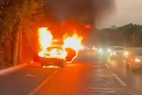 Deus colocou um anjo no caminho: mãe e bebê são resgatados de carro em chamas