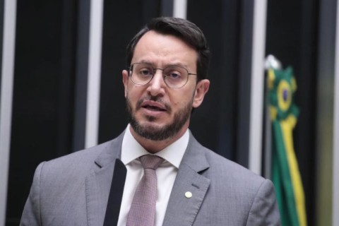 Deputado muda de ideia e pede para assinar texto da anistia
