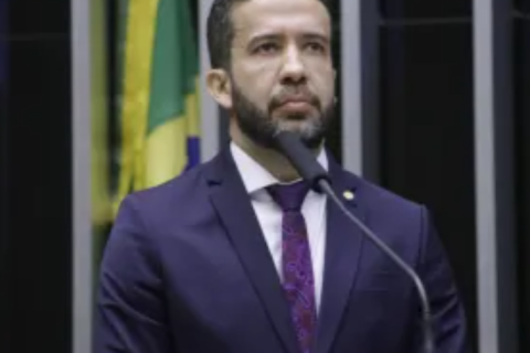 Conselho de Ética da Câmara aprova suspender André Janones por três meses