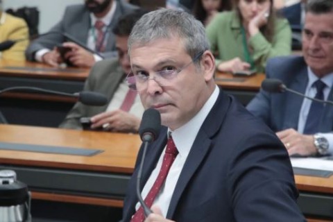 PT aciona STF para apurar origem do ferro de solda de Bolsonaro
