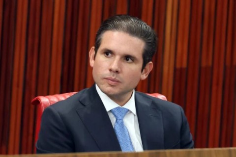 Motta dá carona para cantor investigado em avião da FAB