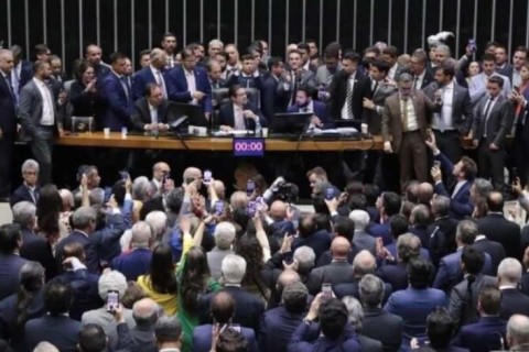 PT e aliados querem suspender parlamentares por seis meses após ocupação da Mesa Diretora