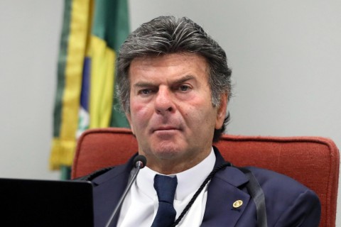 “Perdeu, Mané”: Fux Surpreende com Pena Branda e Escancara Divergência no STF