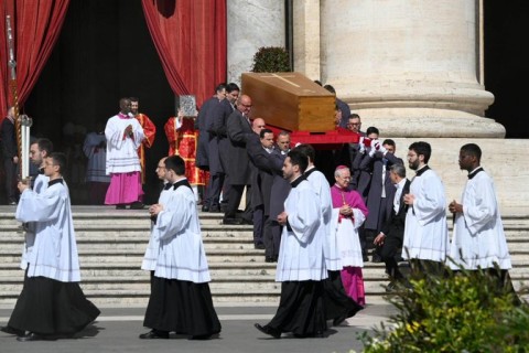 Papa Francisco é sepultado em Roma após reunir mais de 200 mil fiéis