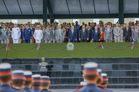 Lula cumprimenta Mourão em celebração do Dia do Exército