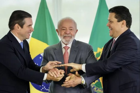 Alcolumbre atua para reduzir penas do 8/1 e negar anistia