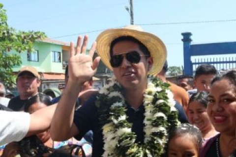 ELEIÇÕES NA BOLÍVIA: candidato esquerdista aliado de  Evo Morales foge sob pedras e vaias