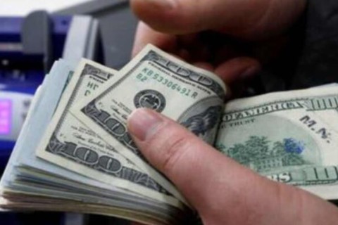 Dólar à vista salta a R$ 5,62 por temor sobre tarifas dos EUA